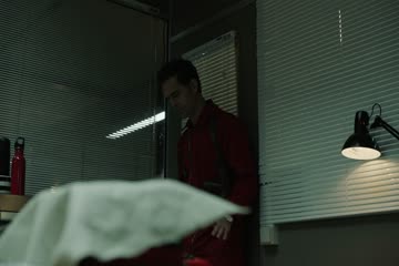 Money Heist 2017 S01 La cálida Guerra Fría Episode 6 in Hindi thumb