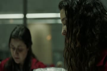 Money Heist 2017 S02 Cuestión de eficacia Episode 3 in Hindi thumb